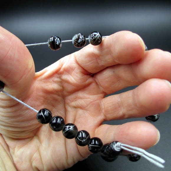 Cute Artistic Black & White Glass Beaded Bracelet - Picture 4 of 4